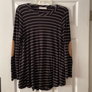 Woman’s Chris & carol black and gray top med